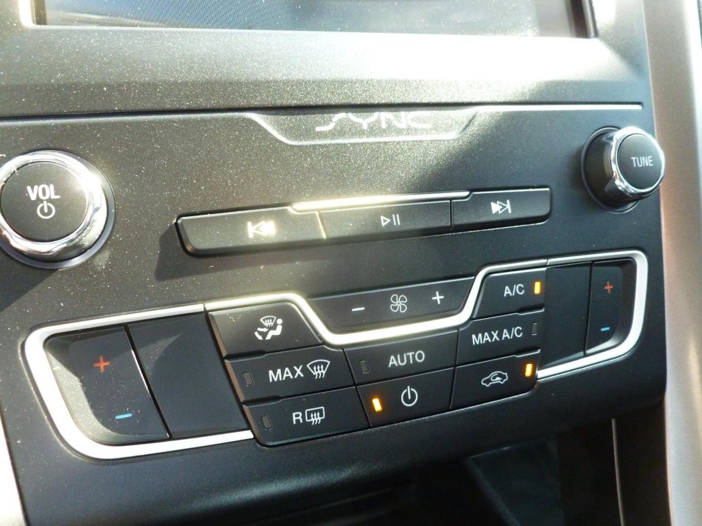 Ford Fusion Hybrid Vehicle Image 15