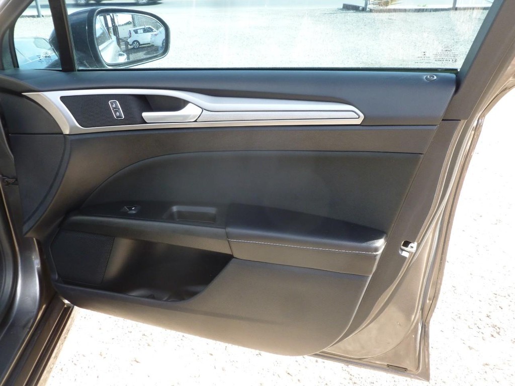 Ford Fusion Hybrid Vehicle Image 21