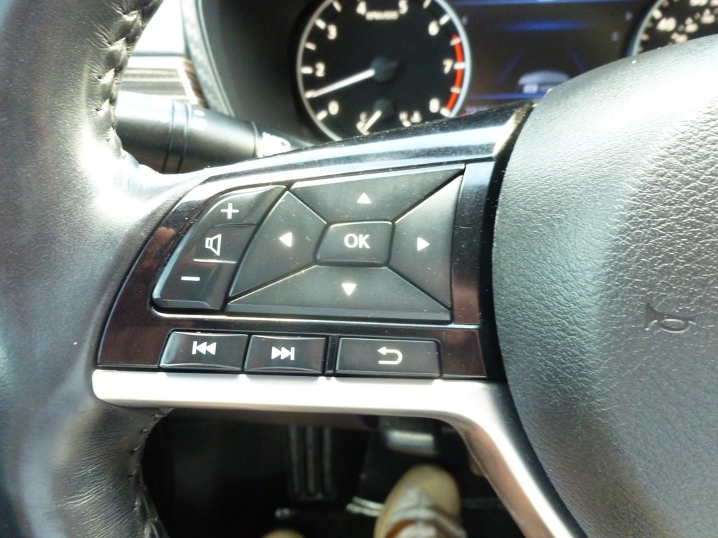 Nissan Altima Vehicle Image 12