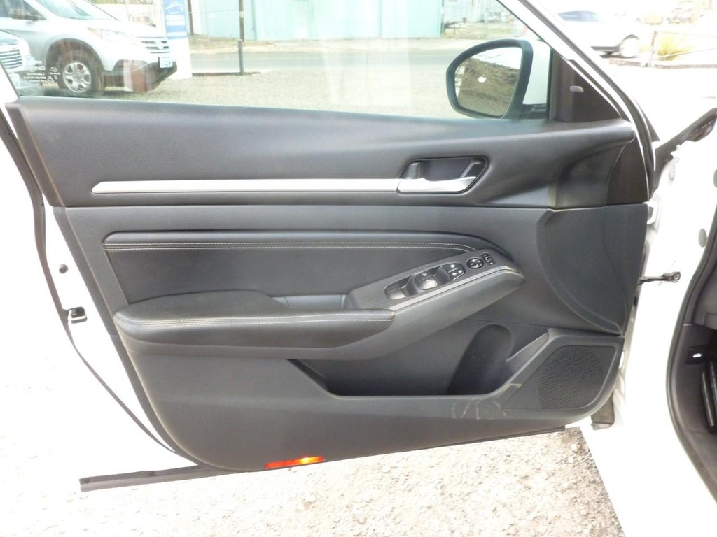 Nissan Altima Vehicle Image 20
