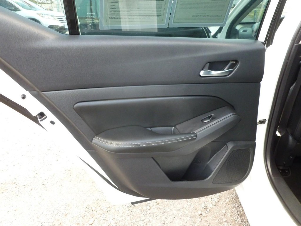 Nissan Altima Vehicle Image 21