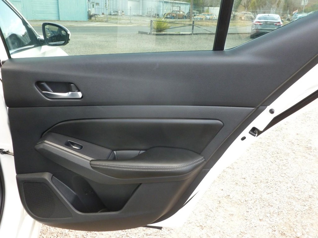 Nissan Altima Vehicle Image 22