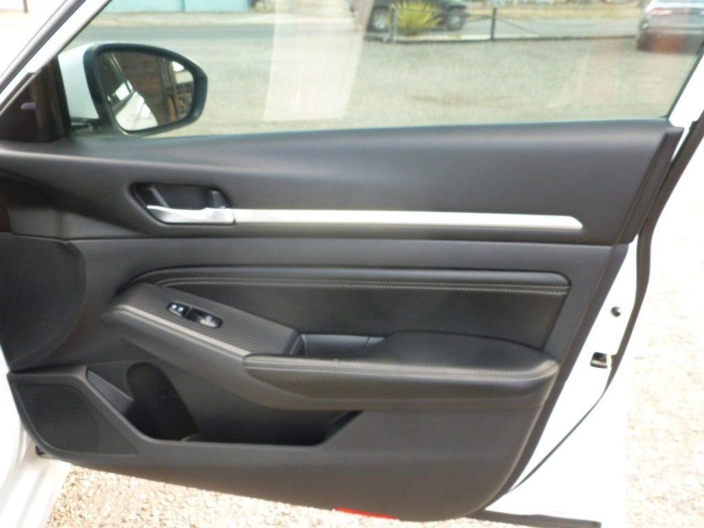 Nissan Altima Vehicle Image 23