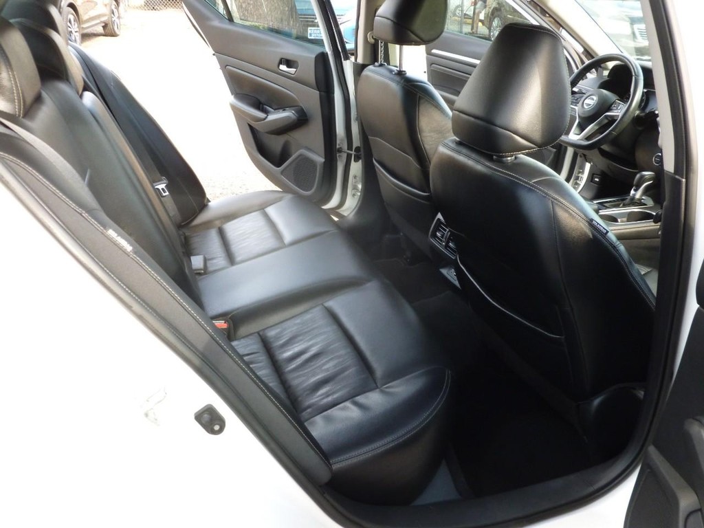 Nissan Altima Vehicle Image 25