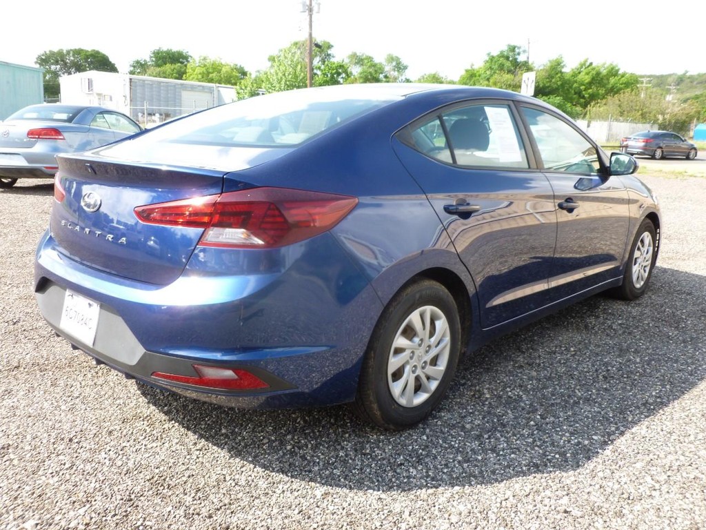 Hyundai Elantra Vehicle Image 03