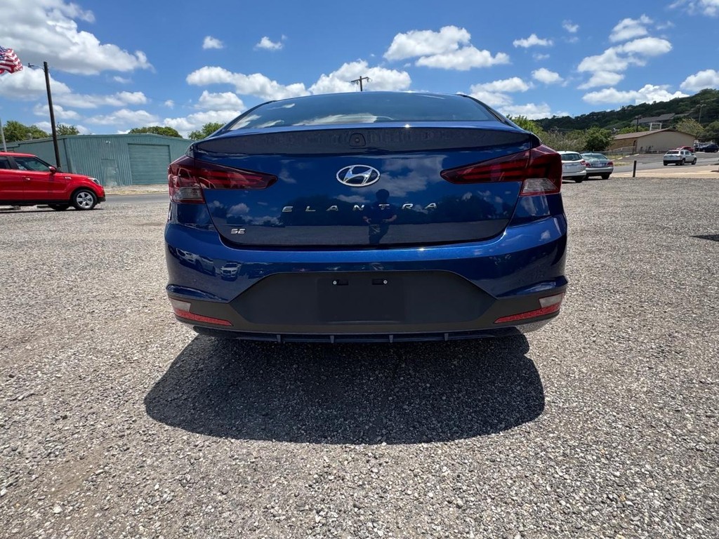 Hyundai Elantra Vehicle Image 08
