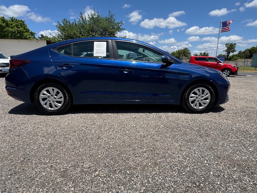 Hyundai Elantra Vehicle Image 09