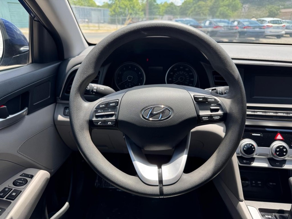Hyundai Elantra Vehicle Image 11