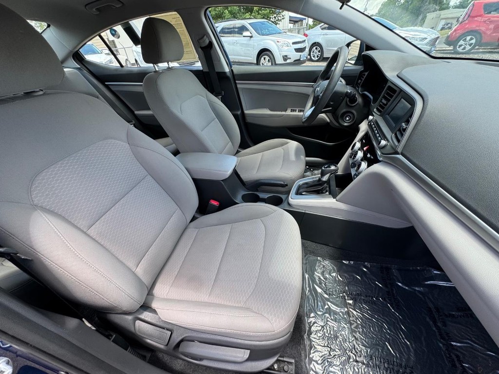 Hyundai Elantra Vehicle Image 14