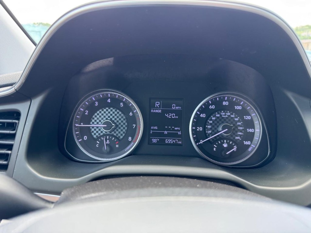 Hyundai Elantra Vehicle Image 16