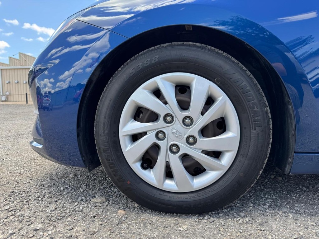 Hyundai Elantra Vehicle Image 17