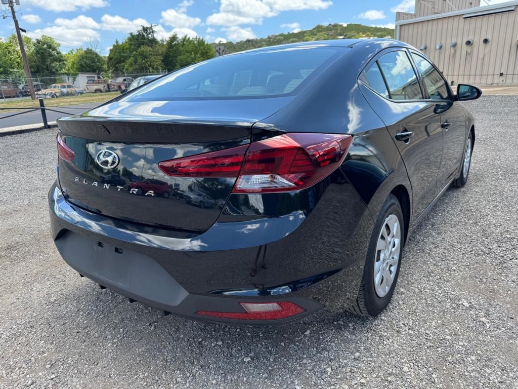 Hyundai Elantra Vehicle Image 03