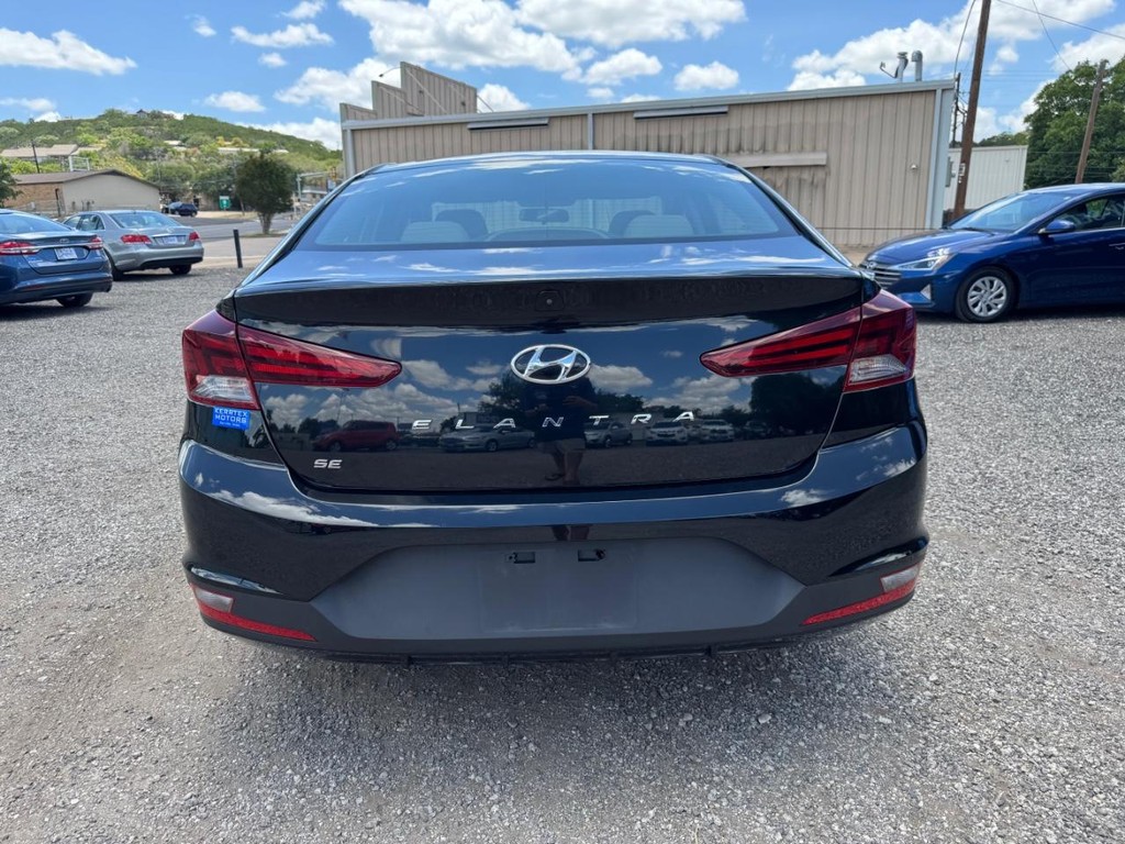 Hyundai Elantra Vehicle Image 08