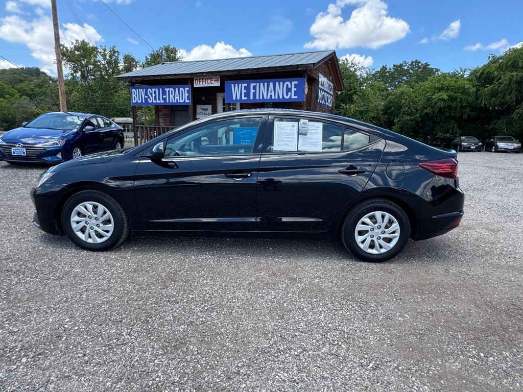 Hyundai Elantra Vehicle Image 09