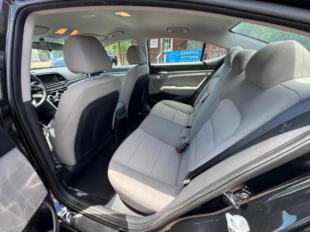 Hyundai Elantra Vehicle Image 10