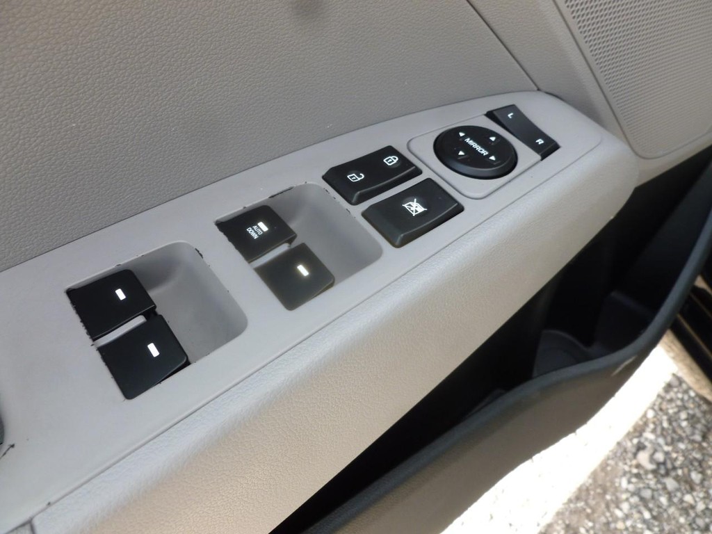 Hyundai Elantra Vehicle Image 11