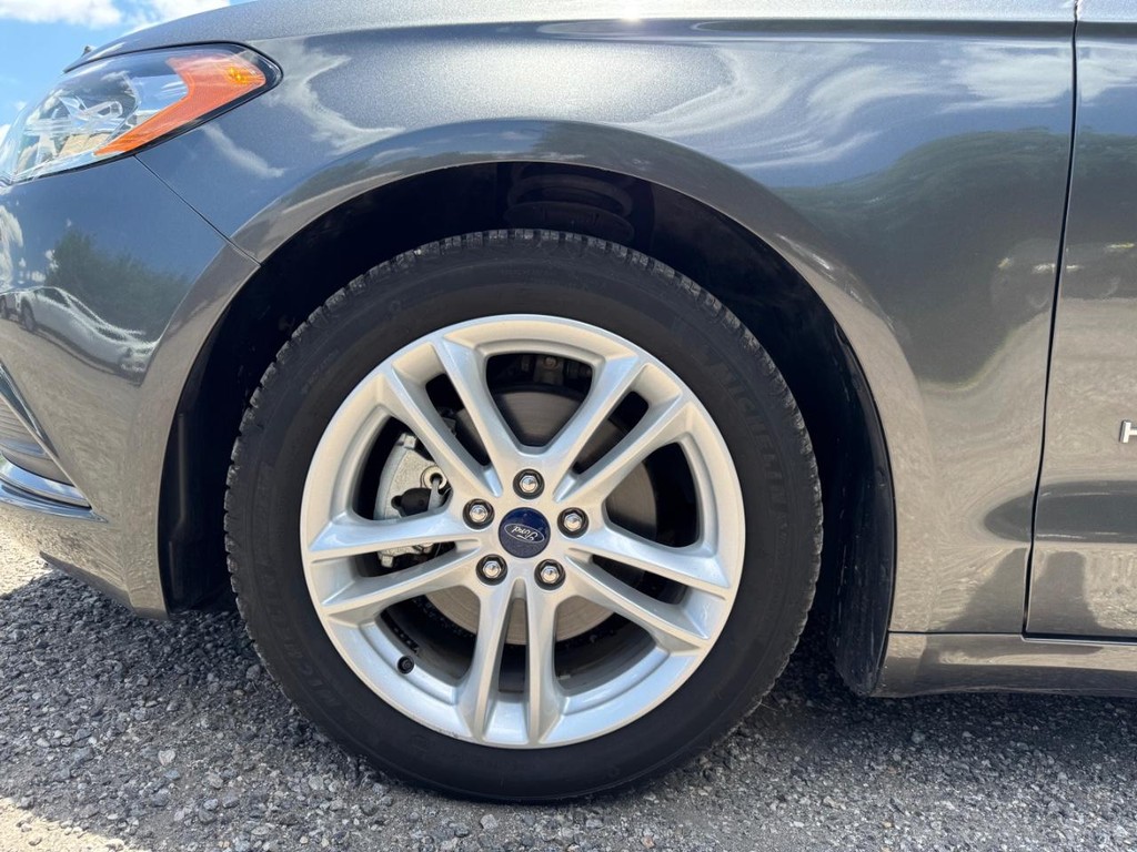 Ford Fusion Hybrid Vehicle Image 17