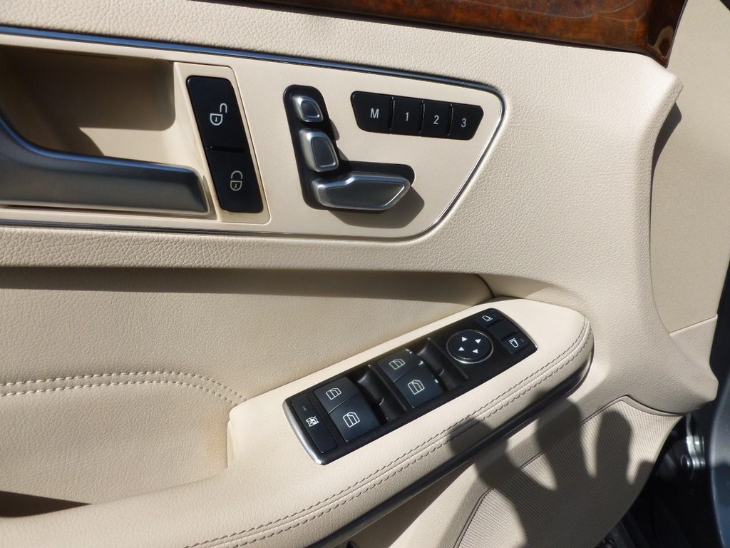 Mercedes-Benz E-Class Vehicle Image 08