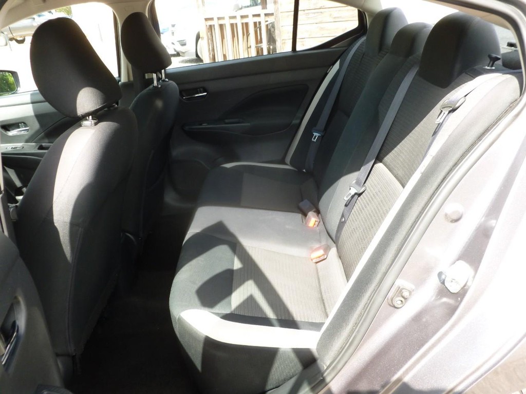 Nissan Versa Vehicle Image 06