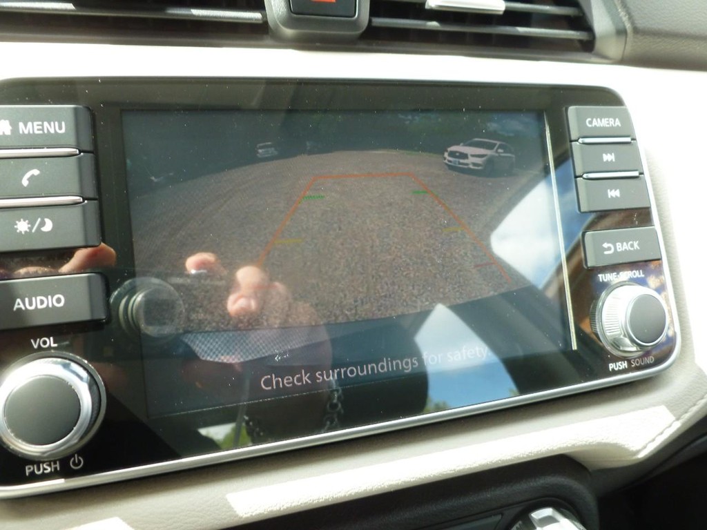 Nissan Versa Vehicle Image 09