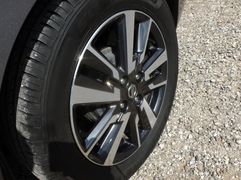 Nissan Versa Vehicle Image 11