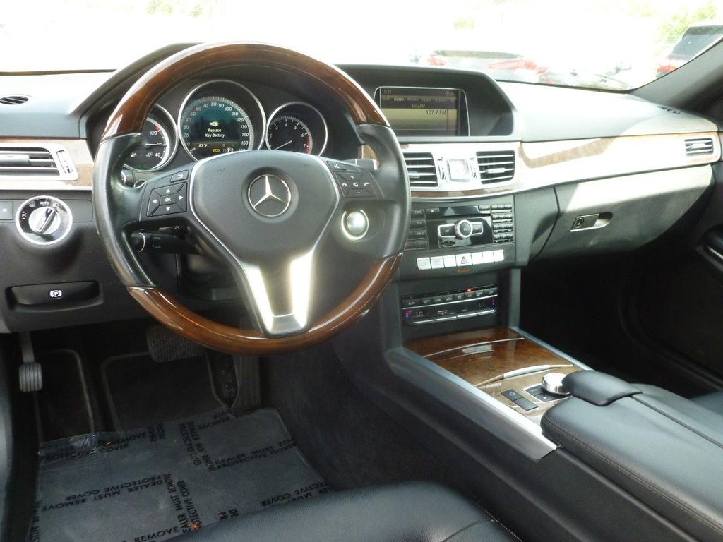 Mercedes-Benz E-Class Vehicle Image 08