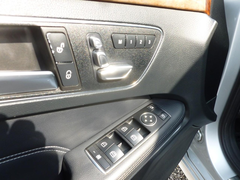 Mercedes-Benz E-Class Vehicle Image 09