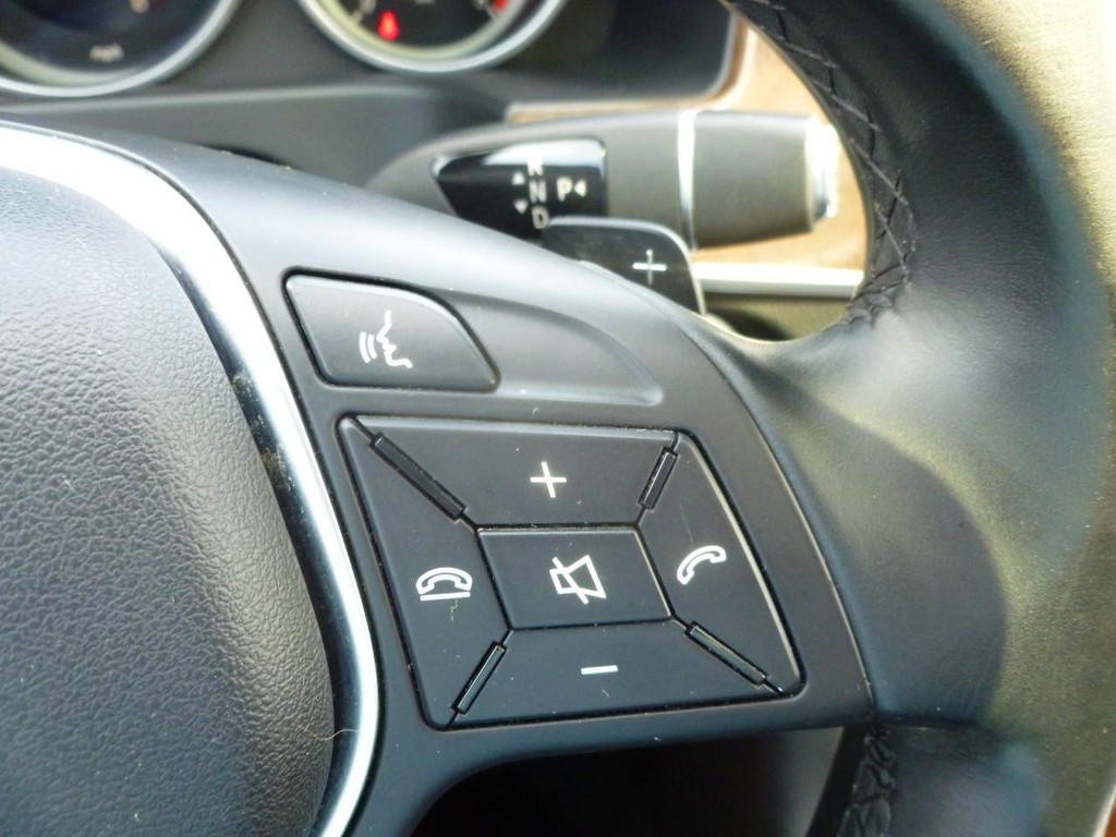 Mercedes-Benz E-Class Vehicle Image 13