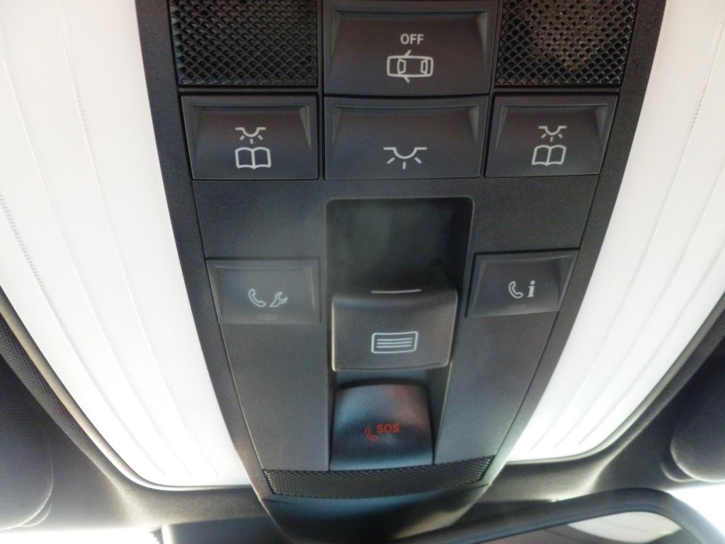 Mercedes-Benz E-Class Vehicle Image 17