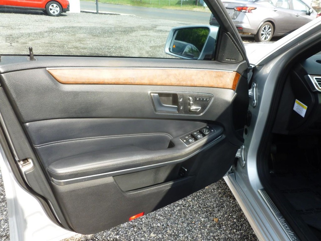 Mercedes-Benz E-Class Vehicle Image 18