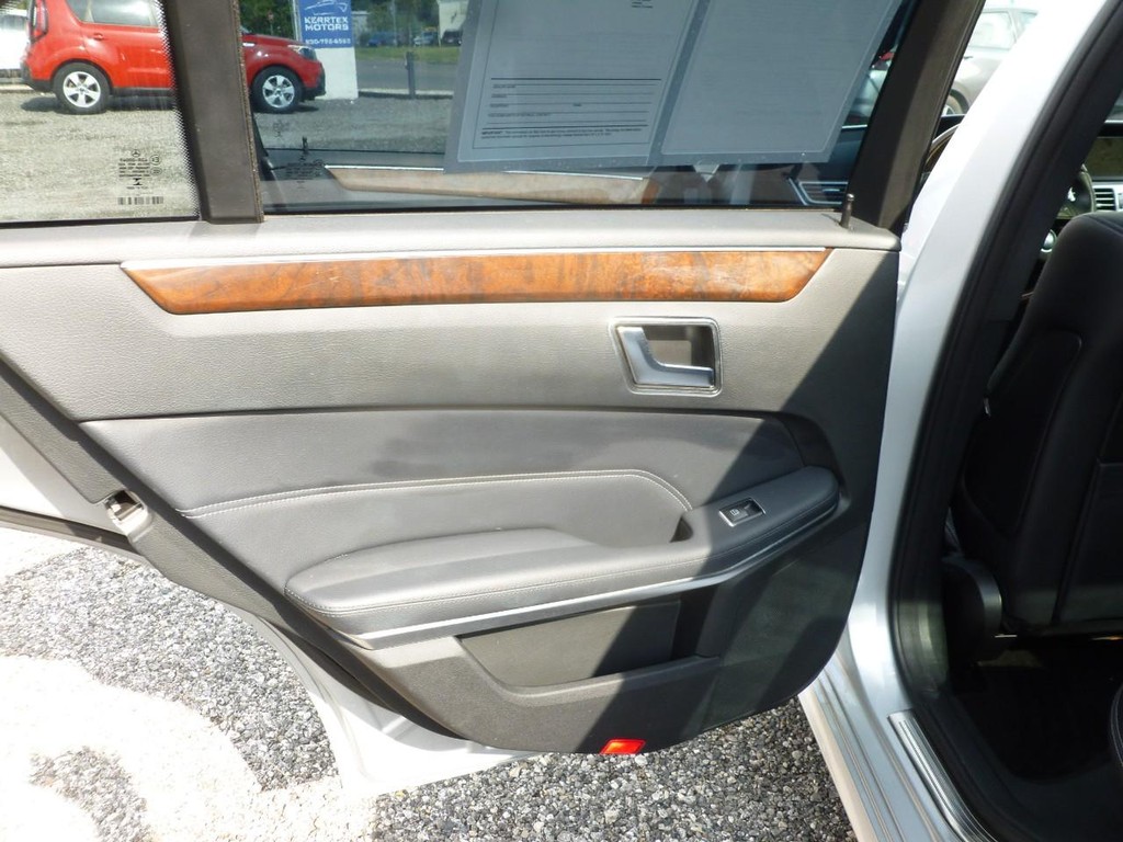 Mercedes-Benz E-Class Vehicle Image 19