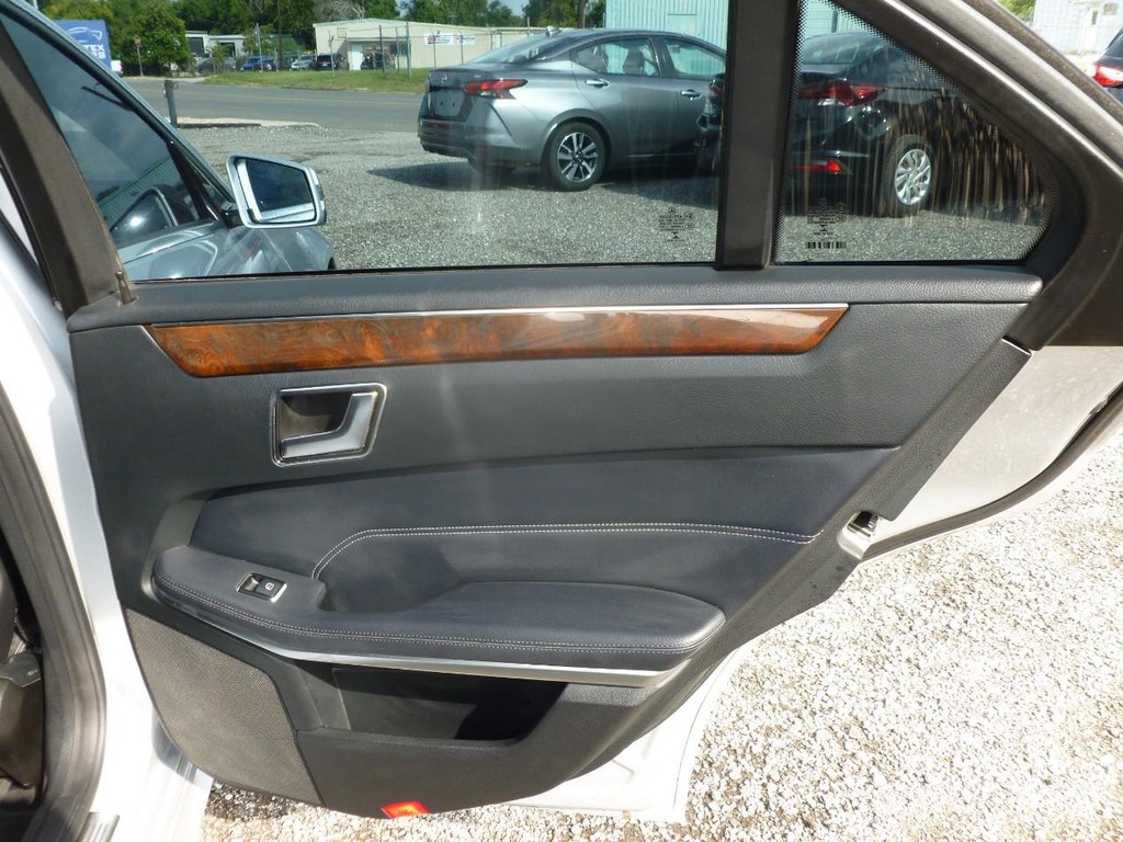 Mercedes-Benz E-Class Vehicle Image 20