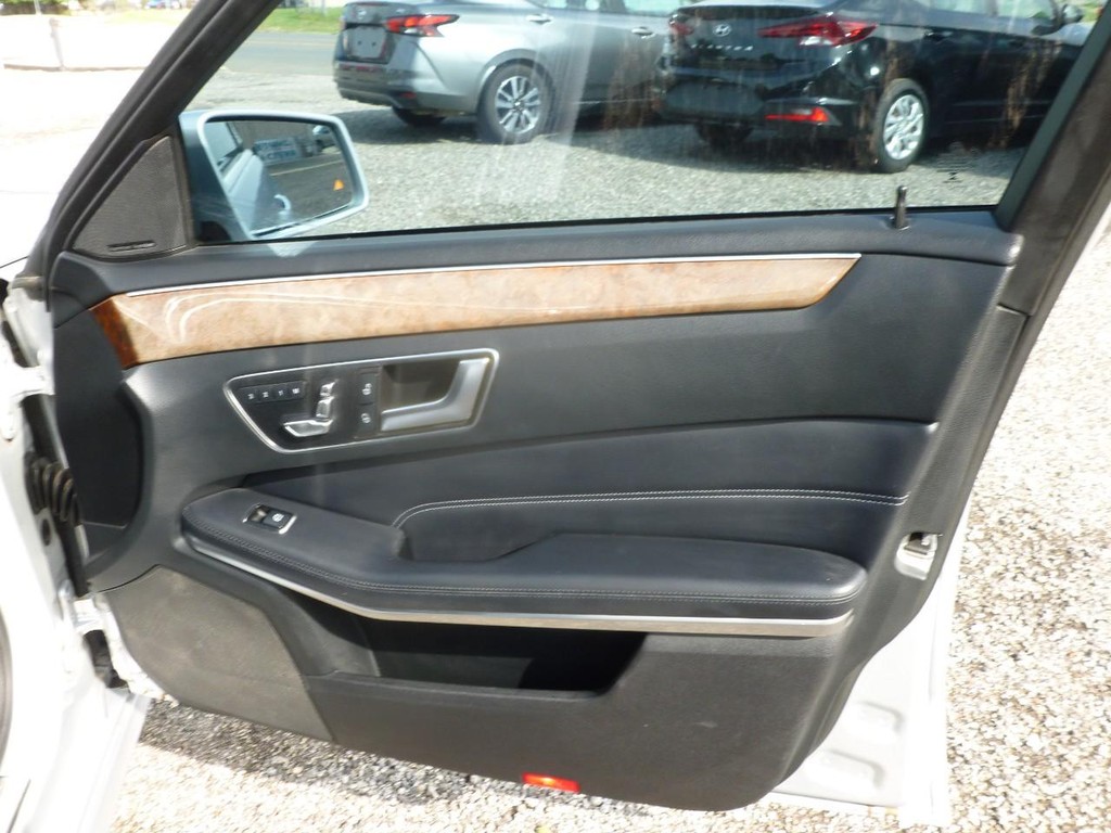 Mercedes-Benz E-Class Vehicle Image 21