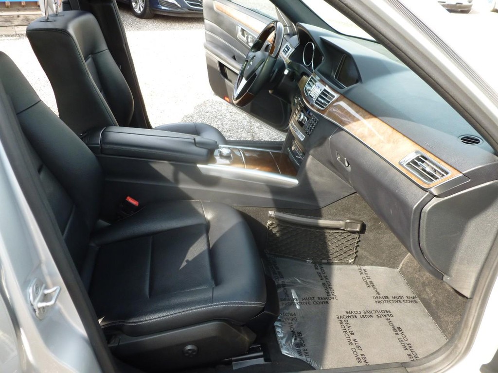 Mercedes-Benz E-Class Vehicle Image 22