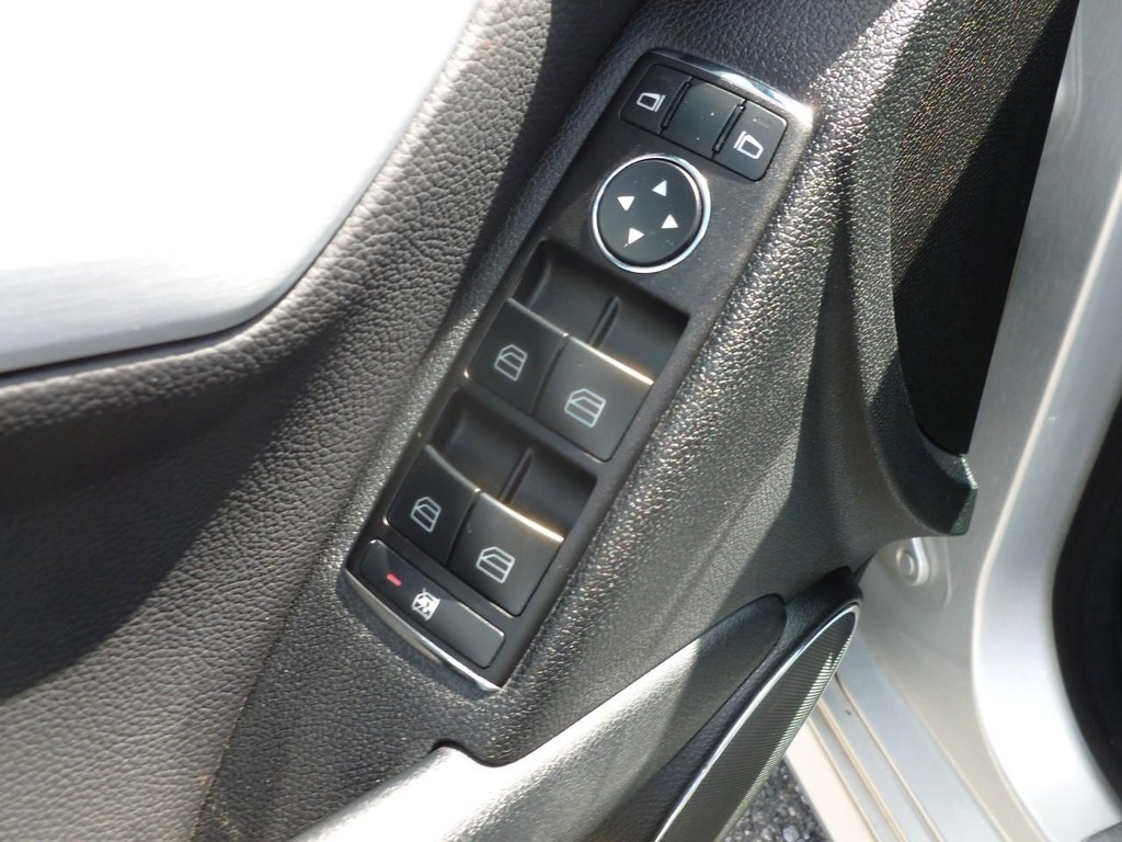 Mercedes-Benz C-Class Vehicle Image 09