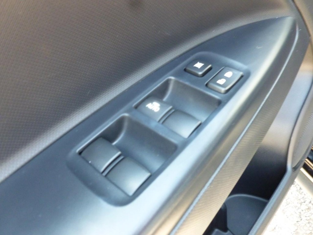 Mitsubishi Mirage Vehicle Image 09