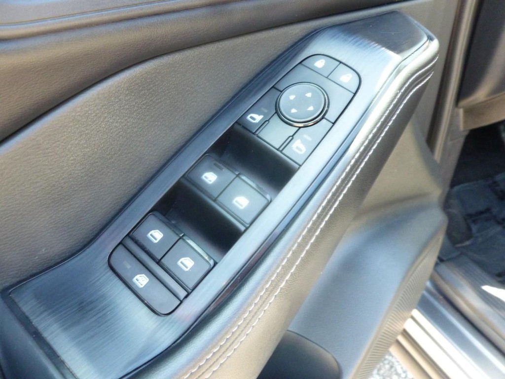 Nissan Rogue Vehicle Image 09