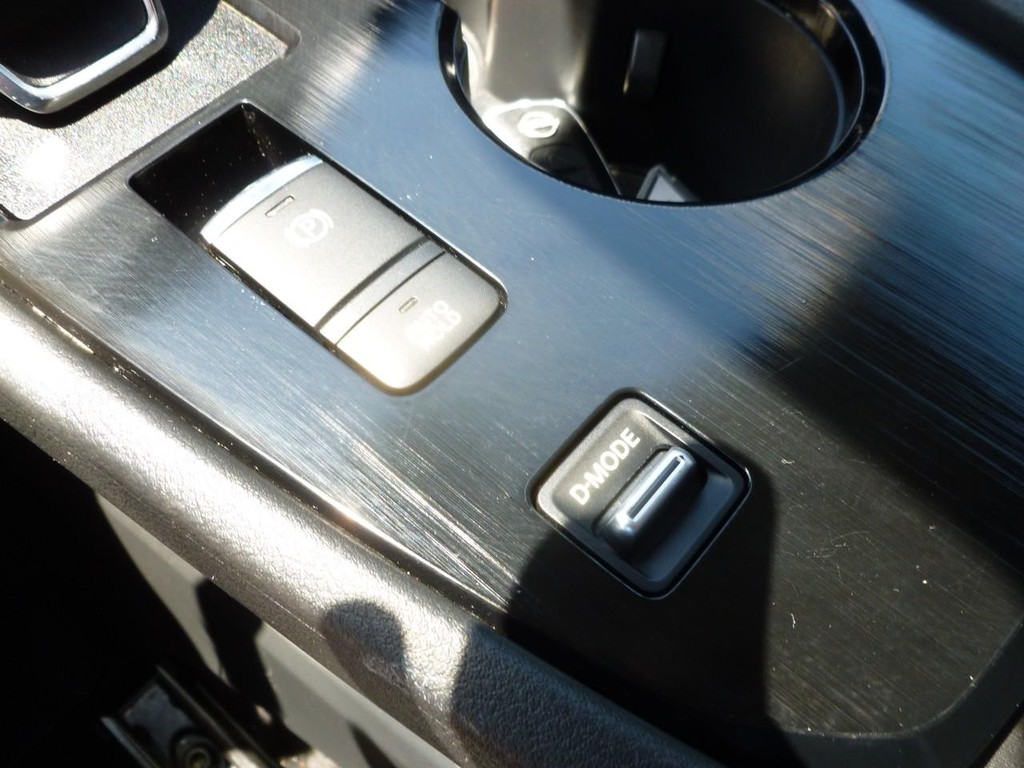 Nissan Rogue Vehicle Image 16