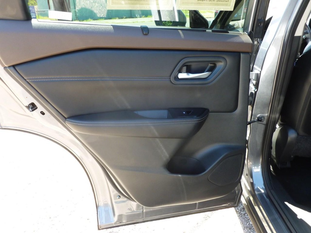 Nissan Rogue Vehicle Image 22