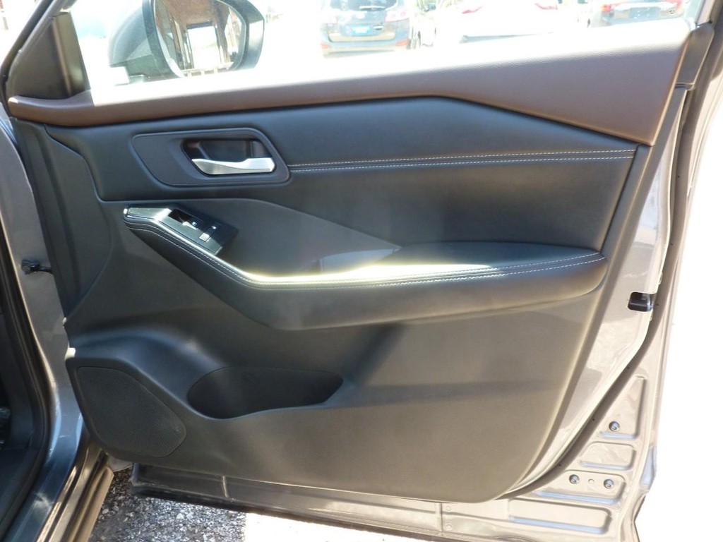 Nissan Rogue Vehicle Image 24