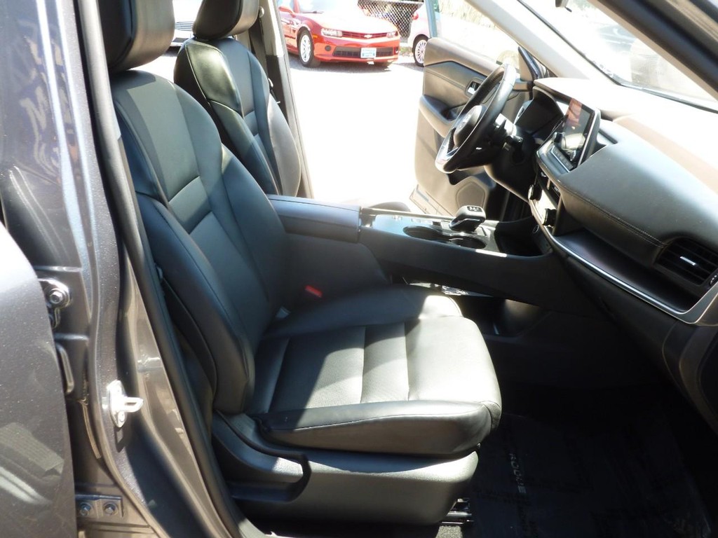 Nissan Rogue Vehicle Image 25