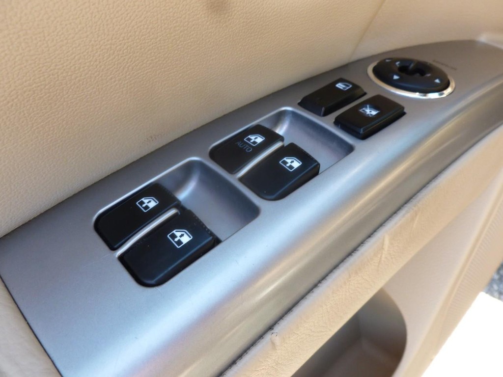 Hyundai Santa Fe Vehicle Image 09