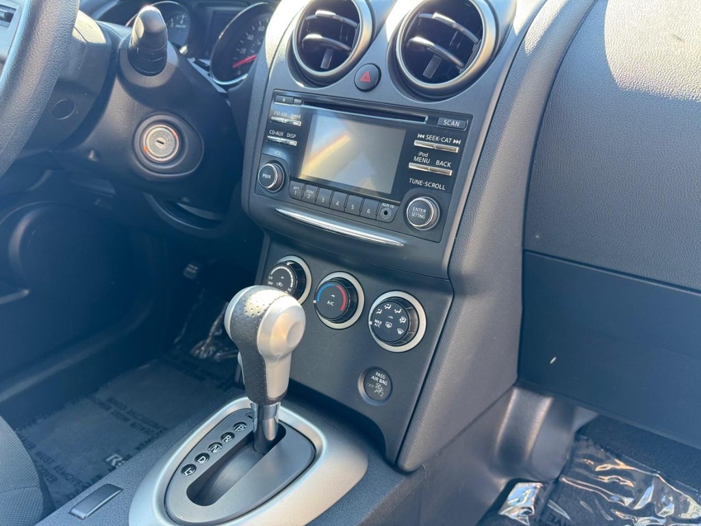 Nissan Rogue Vehicle Image 14