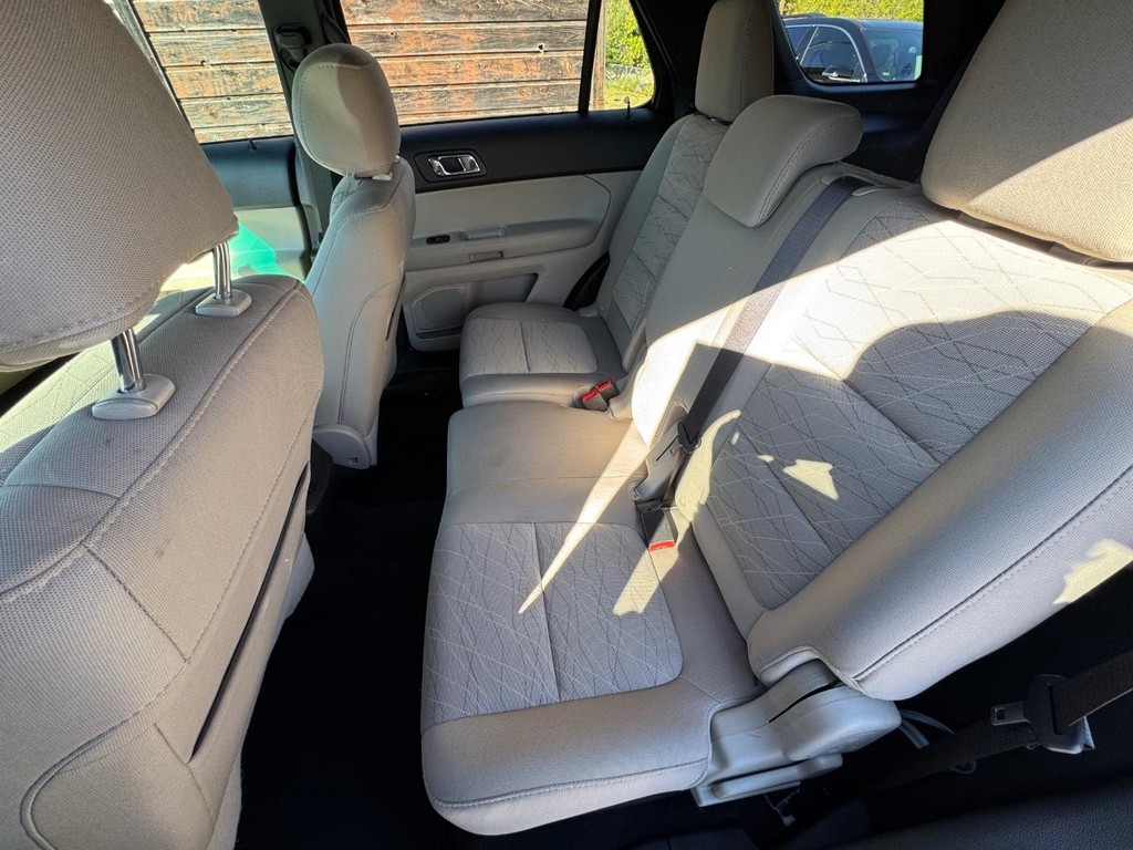 Ford Explorer Vehicle Image 11