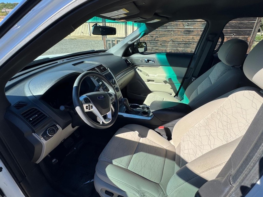 Ford Explorer Vehicle Image 12