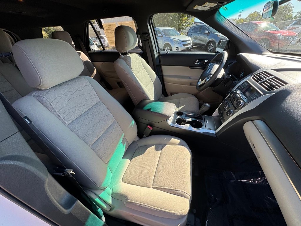 Ford Explorer Vehicle Image 14