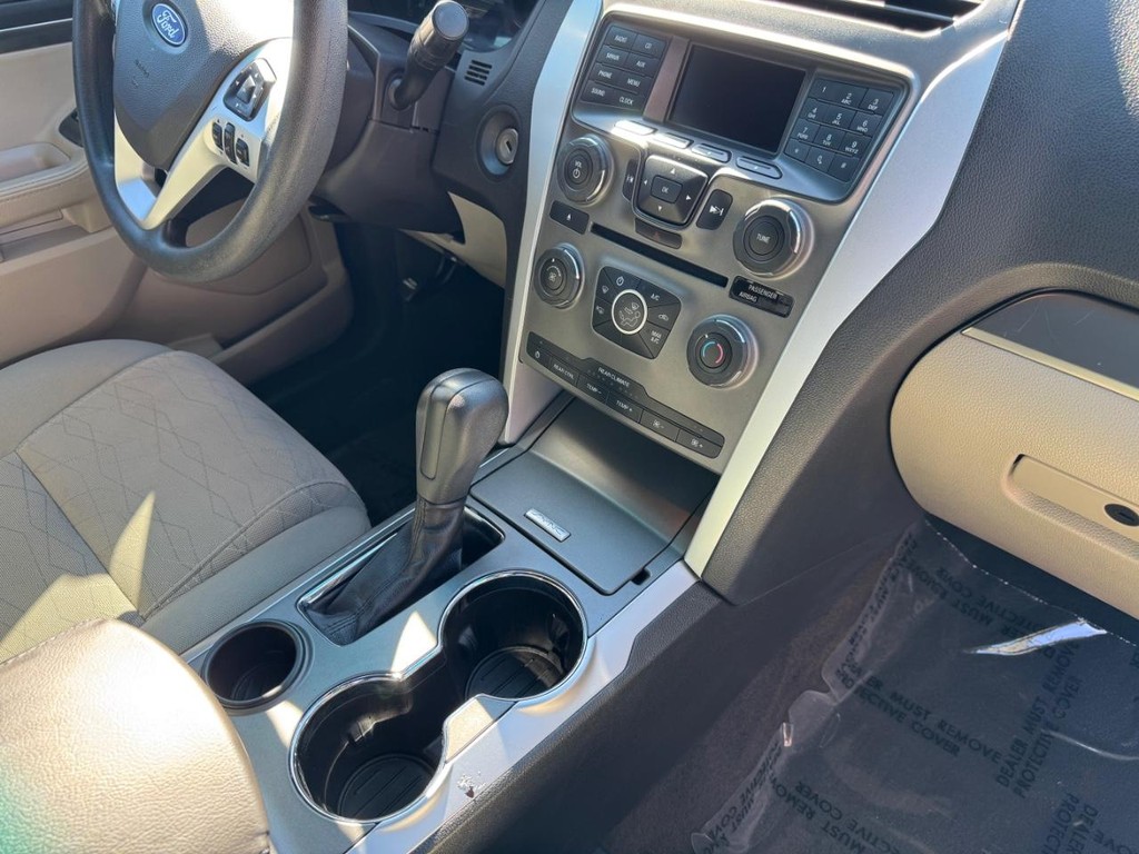 Ford Explorer Vehicle Image 15