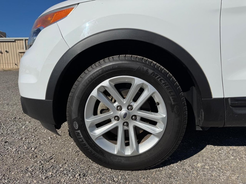 Ford Explorer Vehicle Image 18