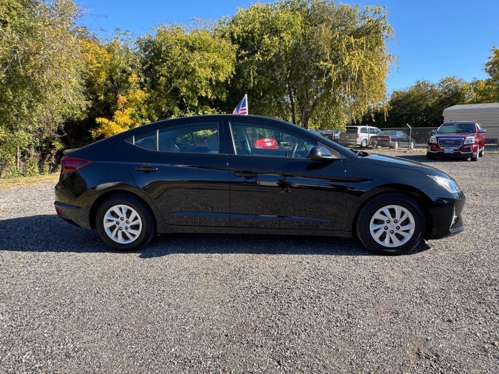 Hyundai Elantra Vehicle Full-screen Gallery Image 04