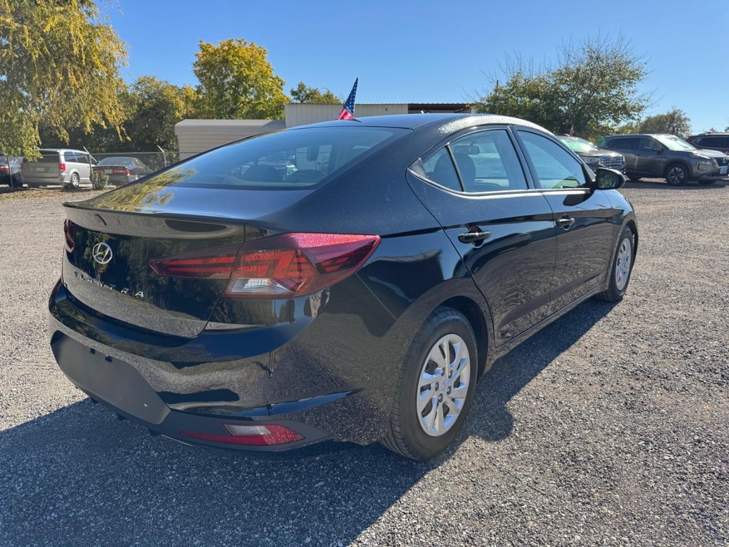 Hyundai Elantra Vehicle Full-screen Gallery Image 05